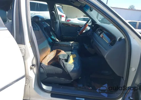 2000 Lincoln Town Car Signature z USA, uszkodzony, nr VIN 1LNHM82W0YY935910